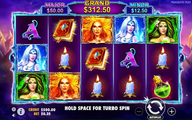 Zu sehen ist der Wild Spells Slot Startbildschirm mit 5 Walzen und 3 Reihen, auf dem die 3 Hexen Symbole und weitere zu sehen sind. 