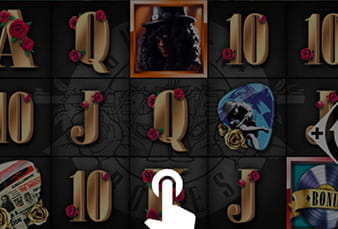 Diversos elementos de la tragaperra dedicada al grupo de rock Guns N’ Roses.