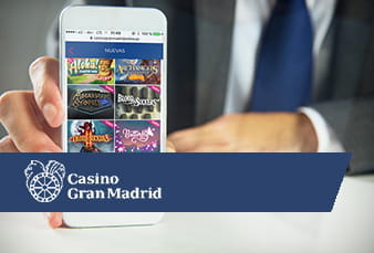 La web-app del casino que muestra la barra de navegación del pie y el encabezado y una serie de slots destacadas de variados y diferentes temas.
