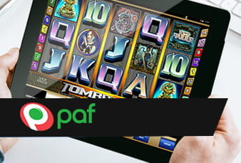 Pantalla principal de la slot Tomb Raider, disponible en el casino Paf, con un código QR en la esquina inferior derecha.