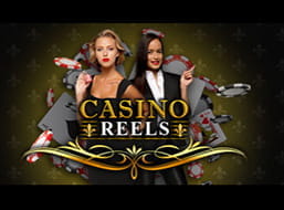 Tragaperras Casino Reels en la que dos elegantes crupiers se superponen sobre un fondo de cartas de póquer y fichas de ruleta.