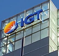 Sede de la empresa IGT con una pared azul donde aparece el nombre de la compañía.