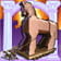 El caballo de Troya sobre un fondo amarillo y violeta, mirando hacia la izquierda.