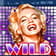 Sobre un fondo de cuadritos pequeños de color morado y lila que imita una bola de discoteca, Marilyn Monroe ríe con la cabeza ligeramente echada hacia atrás. Lleva los labios pintados de rojo y un vestido del mismo color. 