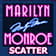 Un letrero de luces de neón. El nombre de Marilyn Monroe aparece dividido entre la parte superior y la inferior, en color rosa brillante. En el medio, la firma de la artista en color azul. 
